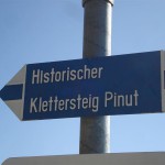 Wegweiser zum Klettersteig Wegweiser zum Klettersteig